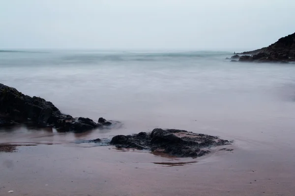 Довгий експозиційний знімок моря, що надходить — стокове фото