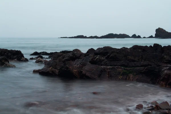 Довгий експозиційний знімок моря, що надходить — стокове фото