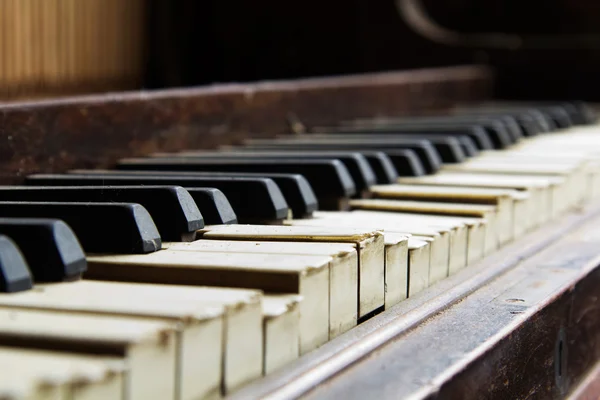 Old broken disused piano with damaged keys — Stock Photo, Image