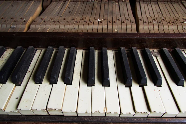 Velho piano desaproveitado quebrado com chaves danificadas — Fotografia de Stock