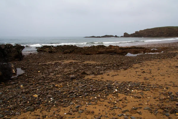 Rocce sulla riva a Bude, Cornovaglia — Foto Stock