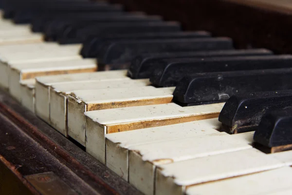 Old broken disused piano with damaged keys — Stock Photo, Image