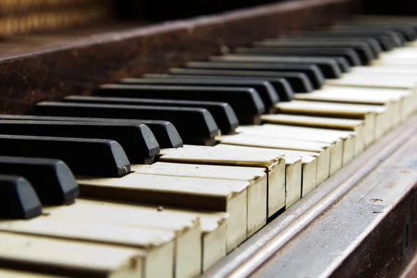 Старе зламане піаніно з пошкодженими клавішами — стокове фото