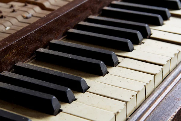 Piyano ile terkedilmiş kırık eski anahtarları zarar — Stok fotoğraf