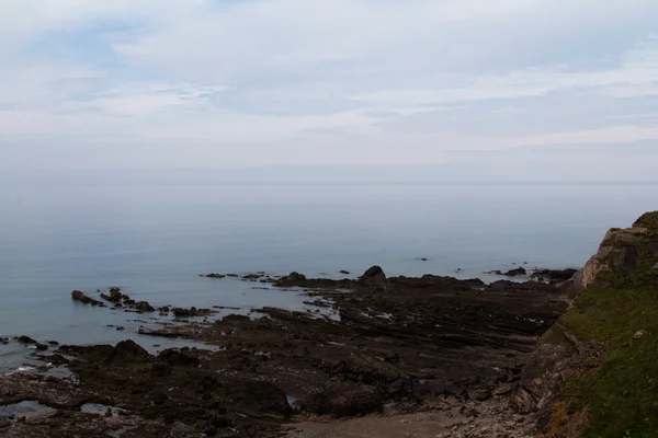 Вид с прибрежной тропы между Уидемут-Бей и Буде — стоковое фото