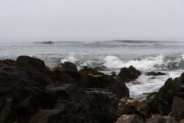 海浪越过海滩上的岩石 — 图库照片