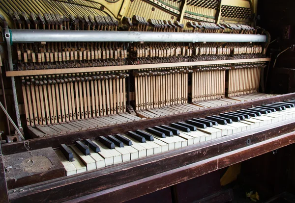 Gamla trasiga nedlagd piano med skadade nycklar — Stockfoto