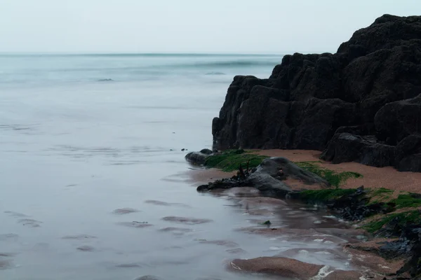 Larga exposición tiro del mar que viene en — Foto de Stock