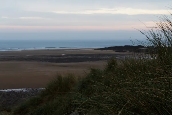 Вид з піщаних дюн на першому світлі — стокове фото