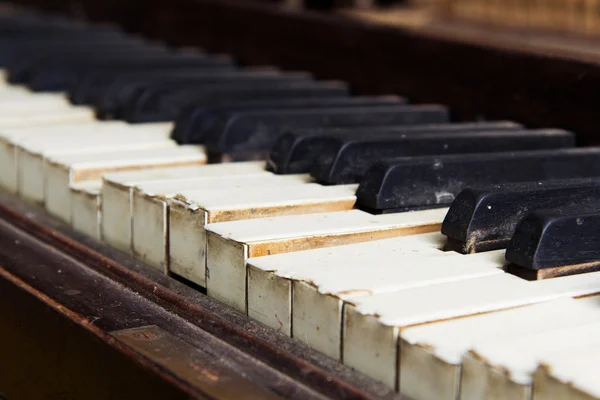 Velho piano desaproveitado quebrado com chaves danificadas — Fotografia de Stock