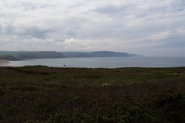 Widok na wybrzeżu w pobliżu Widemouth Bay w Kornwalii — Zdjęcie stockowe