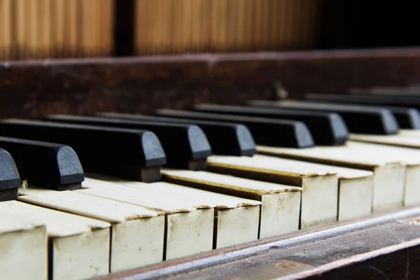 Старое сломанное неиспользуемое пианино с поврежденными ключами — стоковое фото