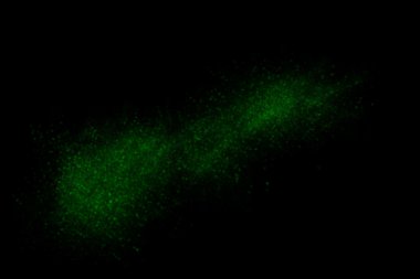 Siyah bir zemin üzerine yeşil soyut toz patlama