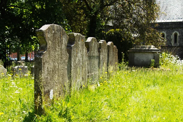 Pedras tumulares fora de uma igreja em Beaconsfield, Buckinghamshire , — Fotografia de Stock