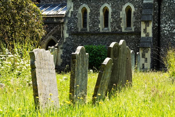 Grobu kamienie poza Kościół w Beaconsfield, Buckinghamshire, — Zdjęcie stockowe