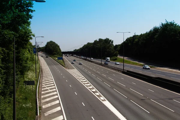 BEACONSFIELD, INGLATERRA - JUNIO 2016: Autopista M40 ocupada en la playa — Foto de Stock