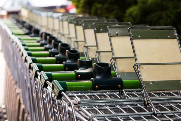 Beaconsfield, İngiltere - Haziran 2016: trollies ou alışveriş gamex