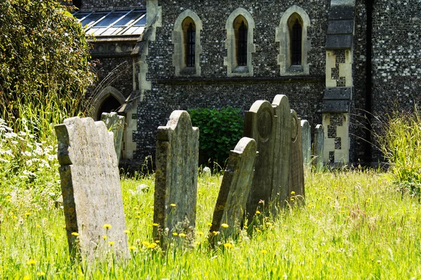 Pedras tumulares fora de uma igreja em Beaconsfield, Buckinghamshire , — Fotografia de Stock