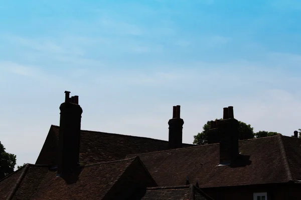 Димоходи на даху старої будівлі — стокове фото