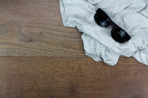 Summer essentials laying on a wooden floor — Stock Photo, Image