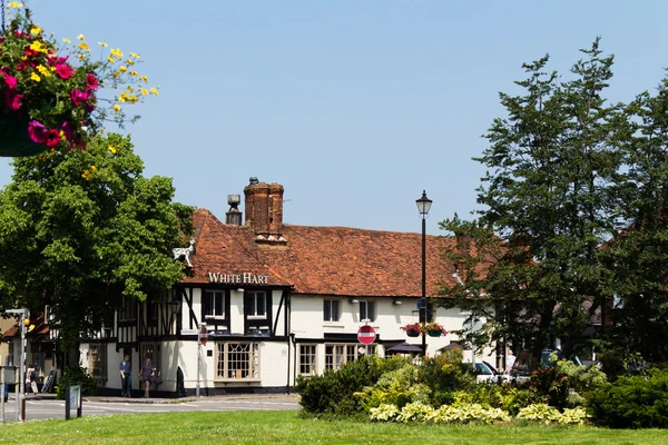 BEACONSFIELD ENGLAND - JUNHO 2016: pub histórico na cidade velha o — Fotografia de Stock