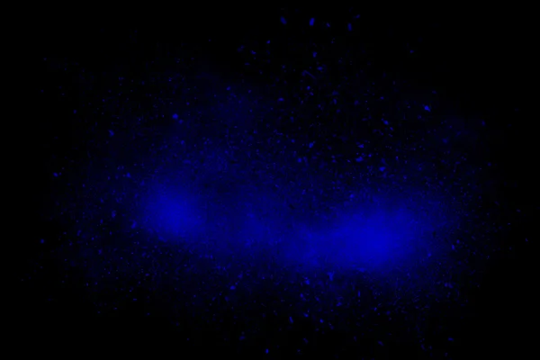 Explosão de pó abstrato azul em um fundo preto — Fotografia de Stock
