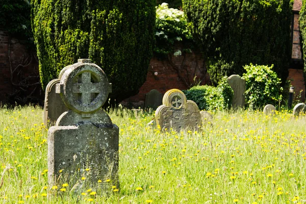 Σοβαρές πέτρες έξω από μια εκκλησία στο Beaconsfield, Buckinghamshire, — Φωτογραφία Αρχείου