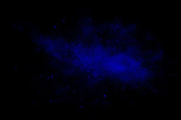 Modrý prášek abstraktní exploze na černém pozadí — Stock fotografie