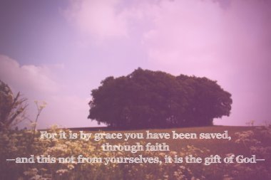 Bulanık bir arka plan üzerinde İncil'den ilham ayet