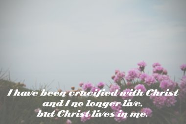 Bulanık bir arka plan üzerinde İncil'den ilham ayet