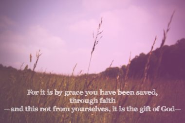 Bulanık bir arka plan üzerinde İncil'den ilham ayet