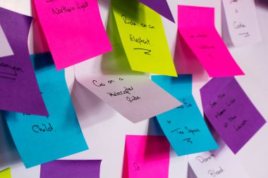 Yapmam gerekenler ile renkli yapışkan notlar