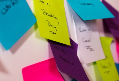 Yapmam gerekenler ile renkli yapışkan notlar