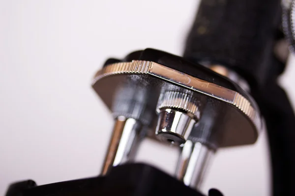 Close up van lenzen op een Microscoop wetenschap — Stockfoto