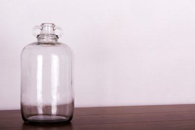 Hafif bir arka plan şeffaf cam damacana