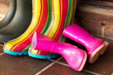 Sol tarafta bir kapılarına renkli wellington çizme