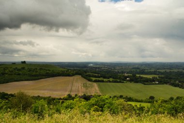 Chilterns Buckinghamshire'deki/daki oteller üzerinden bulutlu görünüm
