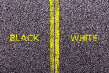 Kelimeler siyah ve beyaz ile asfalt