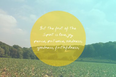 Bulanık bir arka plan üzerinde İncil'den ilham ayet