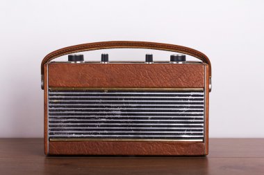 Eski retro tarzı radyo ahşap yüzeye