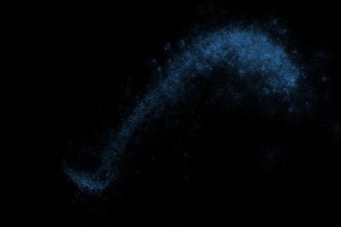 Siyah bir arka plan üzerinde renkli soyut toz patlama