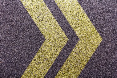 Bir çift sarı cheveron tasarımı ile asfalt
