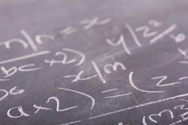 Närbild på blackboard med matematik ekvationer — Stockfoto