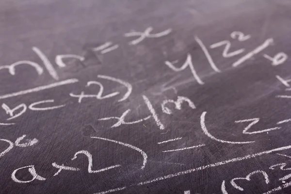 Close up van schoolbord met wiskunde-vergelijkingen — Stockfoto