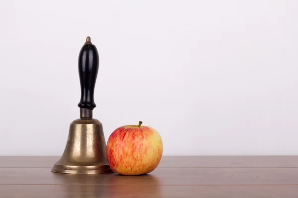 Sino antiquado e maçã em uma superfície de madeira — Fotografia de Stock