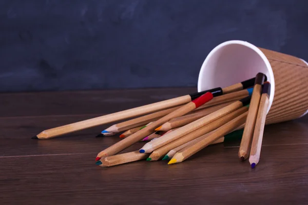 Lápis coloridos sobre fundo preto desgastado — Fotografia de Stock