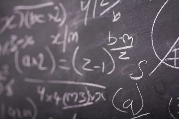 Κοντινό πλάνο του μαυροπίνακα με μαθηματικών εξισώσεων — Φωτογραφία Αρχείου