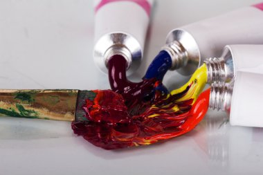 Renkli boya gelme dışarı ile açık tüpler