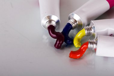 Renkli boya gelme dışarı ile açık tüpler