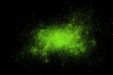 Siyah bir arka plan üzerinde renkli soyut toz patlama